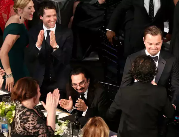 Kate literalmente brincó desde su lugar para felicitar a Leo.