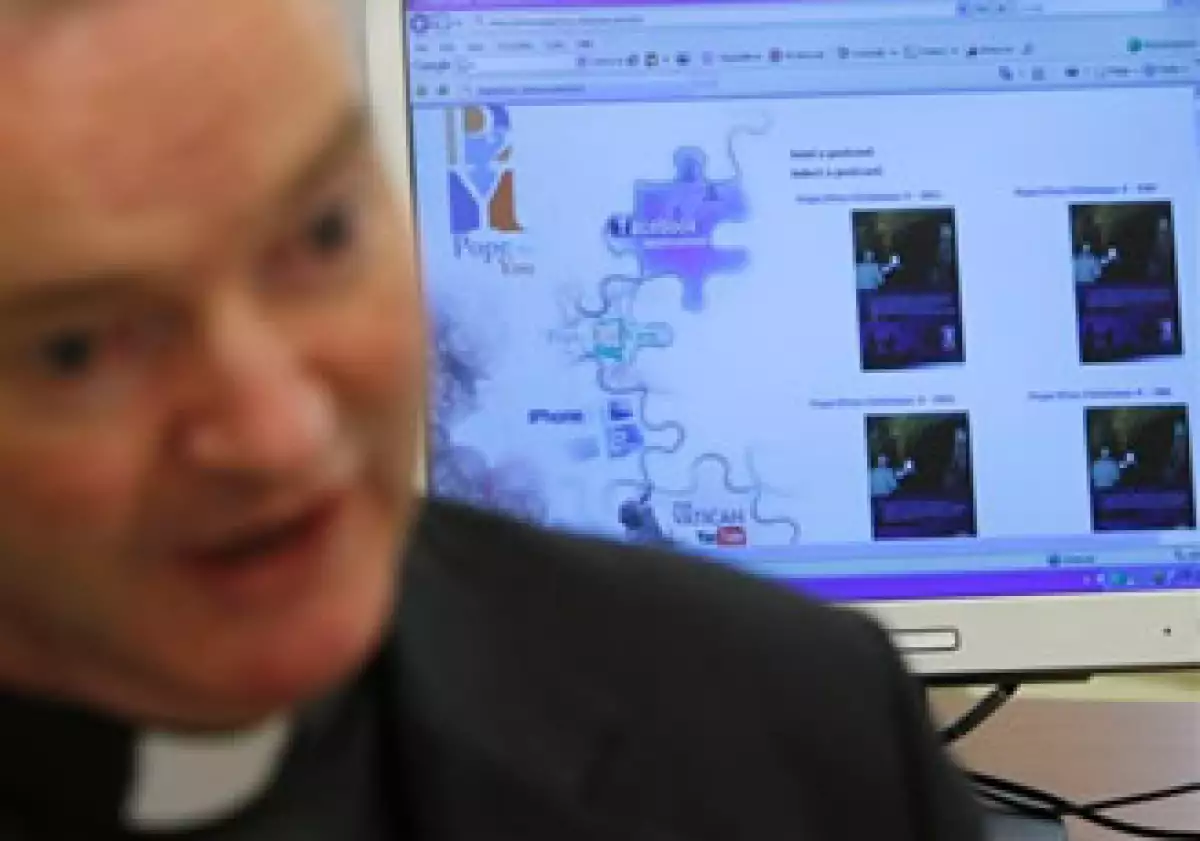 Algunos sacerdotes ya se comunican con sus creyentes a través de redes sociales como el Facebook. (Foto: AP)