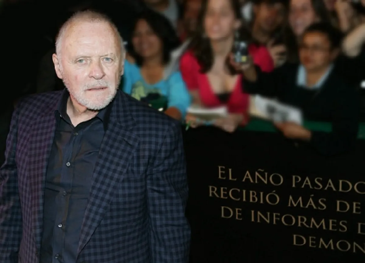 Las fans esperaron ansiosas la llegada de Hopkins, quien repartió autógrafos y besos.