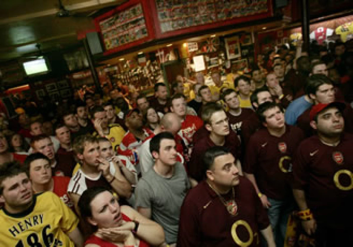 Más de 100 miembros que asistieron a la reunión del AST votaron unánimemente para que el grupo continúe su campaña para que los hinchas sigan dentro de la estructura de propiedad del club. (Foto: AP)