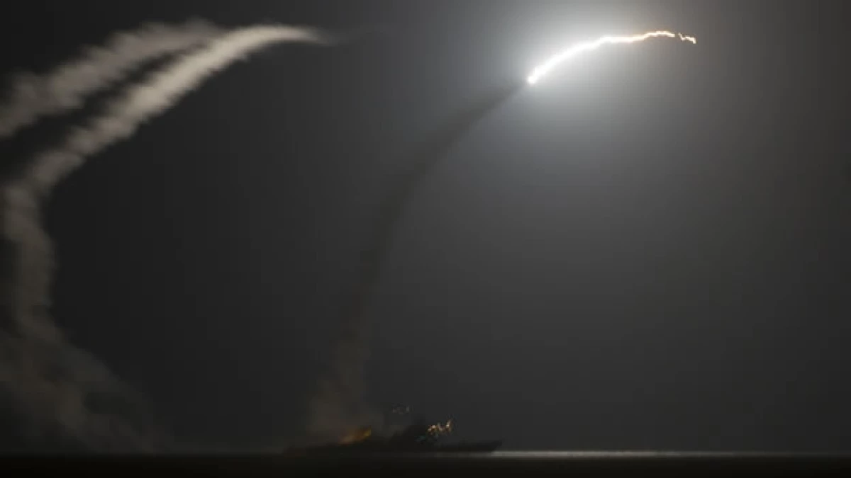 Un buque de la marina de Estados Unidos dispara un misil guiado contra Siria este martes, como parte de los bombardeos al país asiático