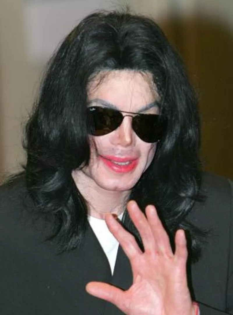 El cantante y el jeque Abdulla bin Hamad bin Isa Al Khalifa resolvieron su disputa legal sobre un proyecto musical planificado que se vino abajo en el 2006.