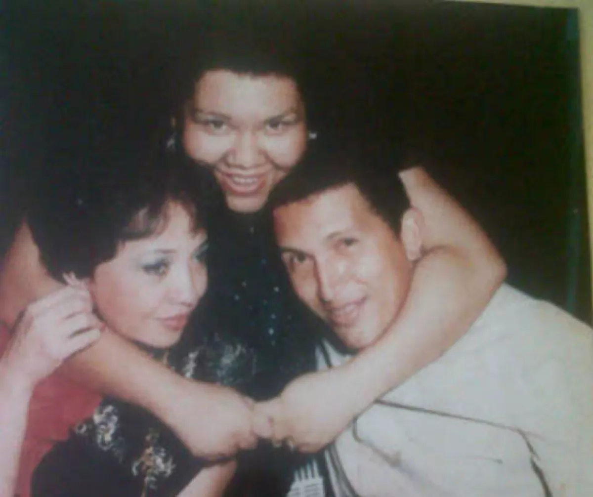 Cristina Marksman al centro de la foto junto a Hugo Chávez.