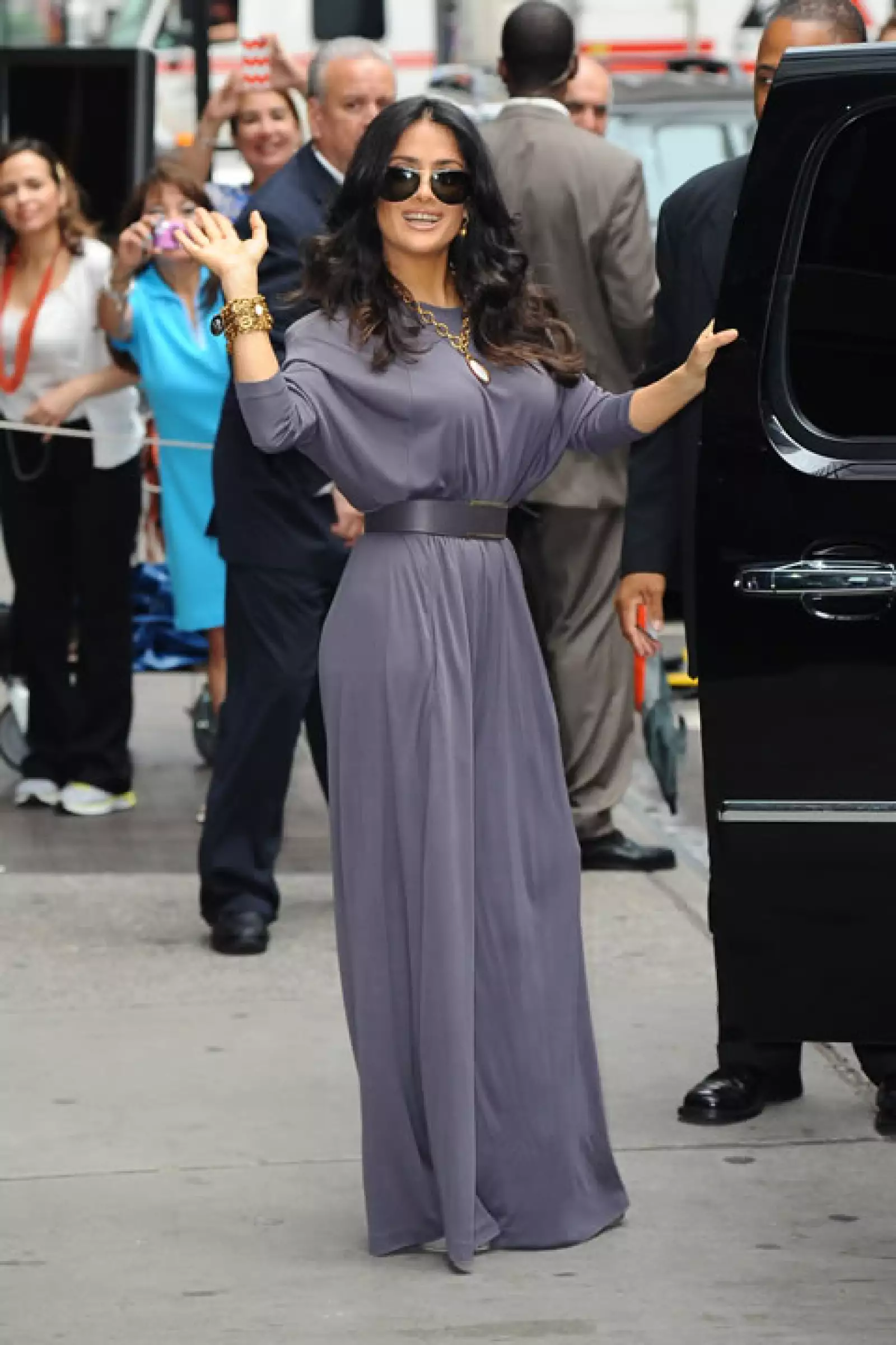 Y la salida del programa, nuevamente cambió de `outfit´ antes de irse. Se puso un palazzo color púrpura con un cinturón del mismo color, agregando accesorios dorados.