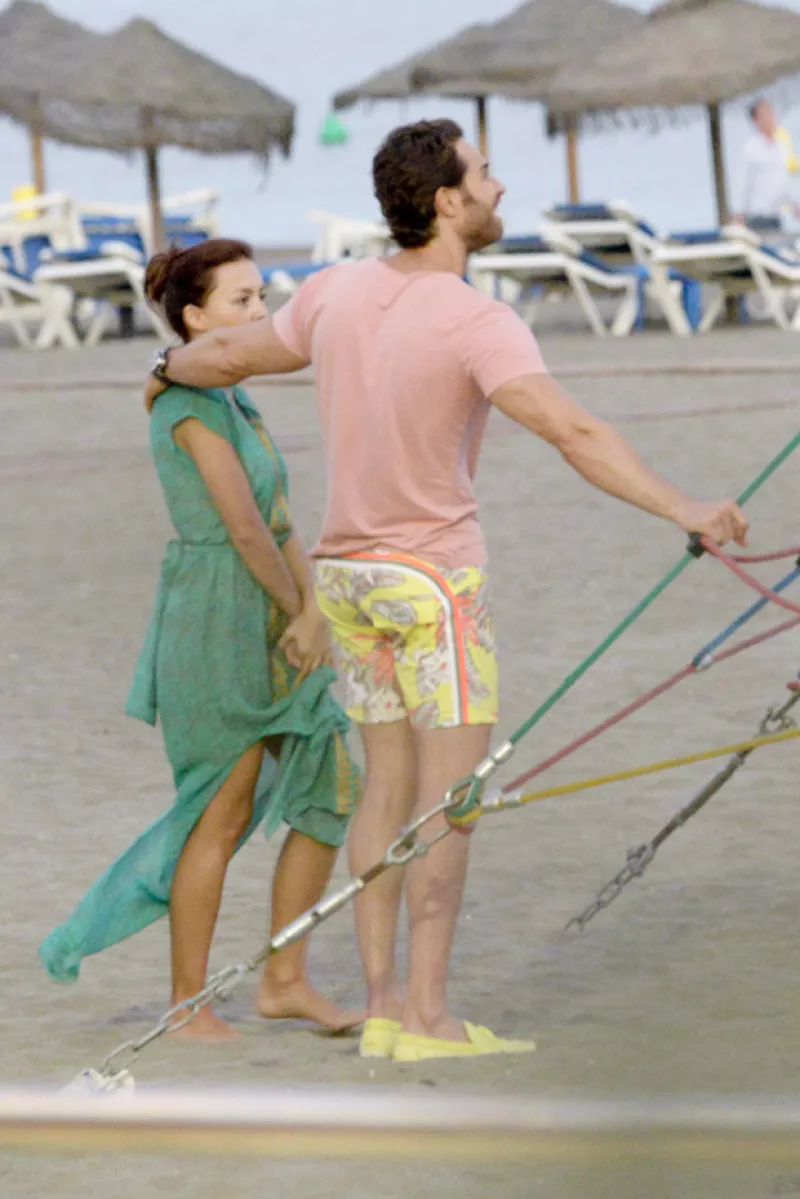 La pareja de actores y el pequeño Santiago se han divertido al máximo en España, donde se atrevieron a escalar una pirámide de cuerdas.