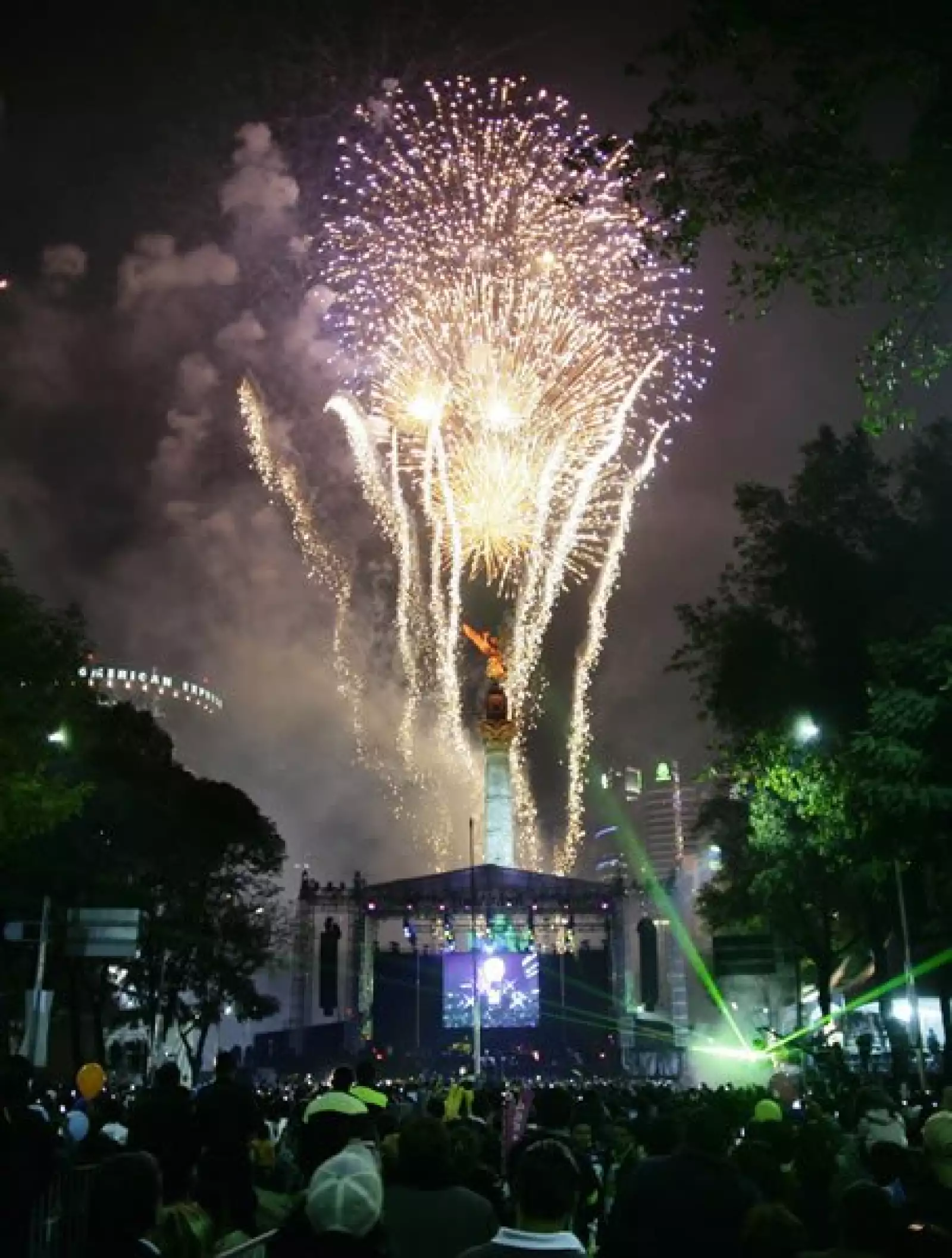 El Zócalo y el Ángel de Independencia de nuestra ciudad estuvo de fiesta con un concierto y mucho ambiente de los capitalinos.