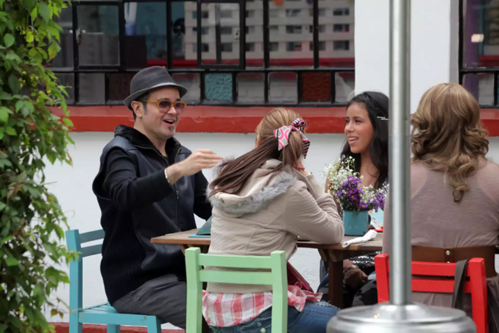 Aleks Syntek y sus alumnas.