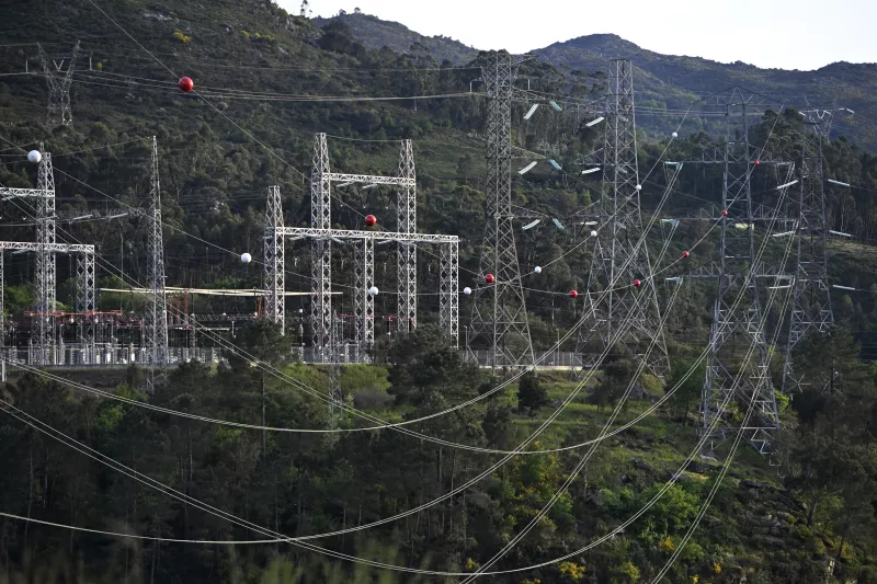 Torres de alta tensión que transportan electricidad de España a Portugal cerca de la frontera, en Lindoso, Portugal, el 28 de abril de 2025.