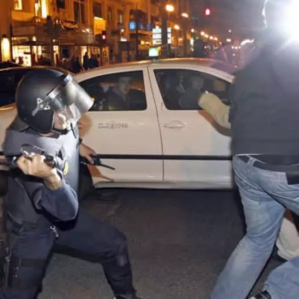 policia antidisturbios golpea a un manifestante