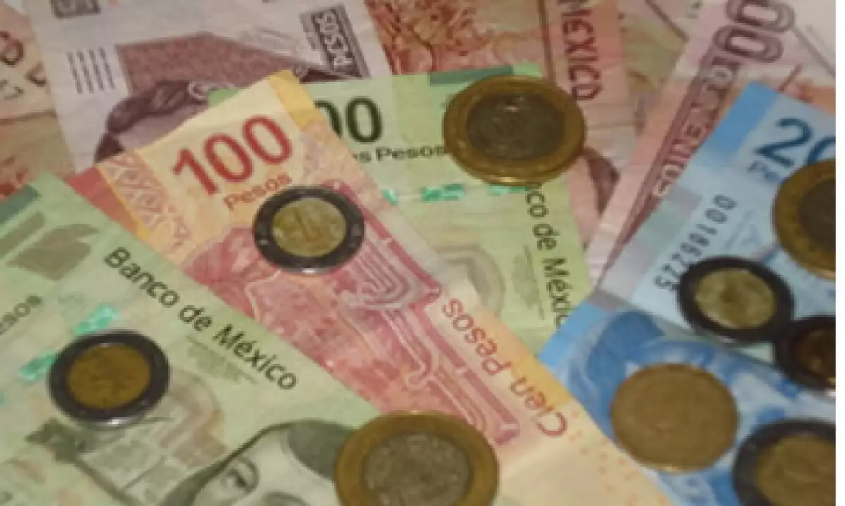En ventanillas de bancos y casas de cambio, el peso operaba en 11.61 por dólar a la compra y en 12.01 pesos a la venta. (Foto: Karina Hernández)