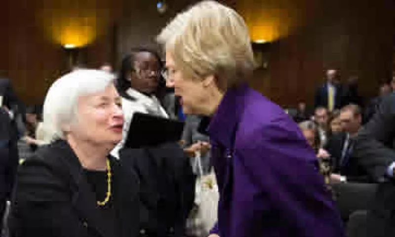 Yellen (i) respondió en una carta a la inquietud de la senadora Elizabeth Warren (d). (Foto: Reuters)