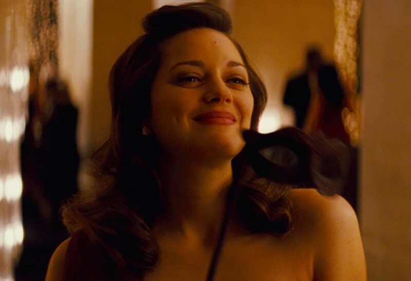 Marion Cotillard actúa a una frágil y clásica dama en la película ocultando su verdadera personalidad.