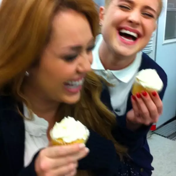 Kelly Osbourne subió una foto con Miley Cyrus y en broma escribió que sí es mala influencia para la actriz pues le dio un cupecake.