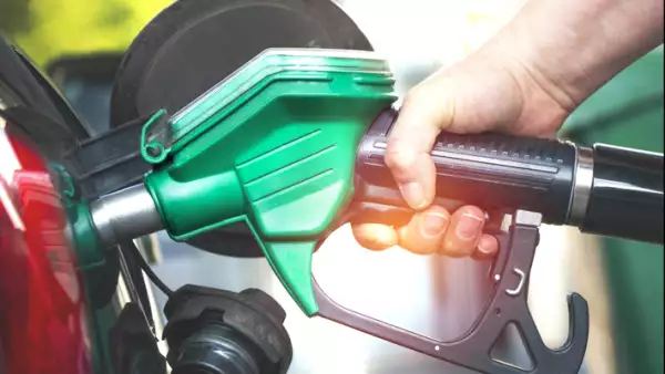 Una persona recarga gasolina para su auto.