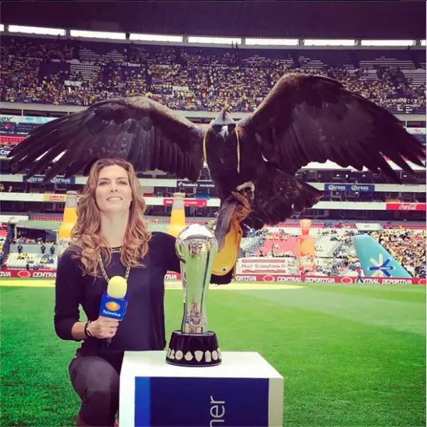 Montserrat Oliver cubrió el partido y aprovechó para tomarse una fotografía con la espectacular mascota del América.