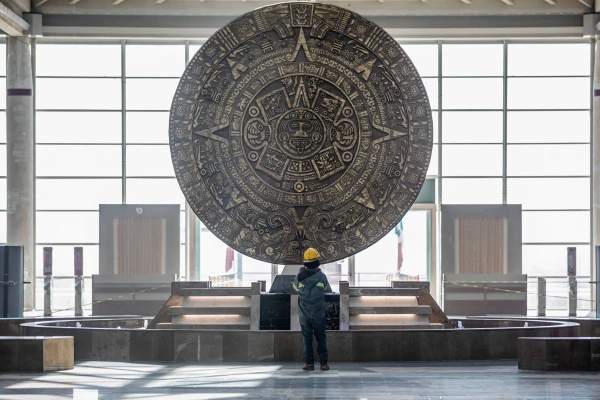 AIFA-Calendario Azteca en la terminal de pasajeros