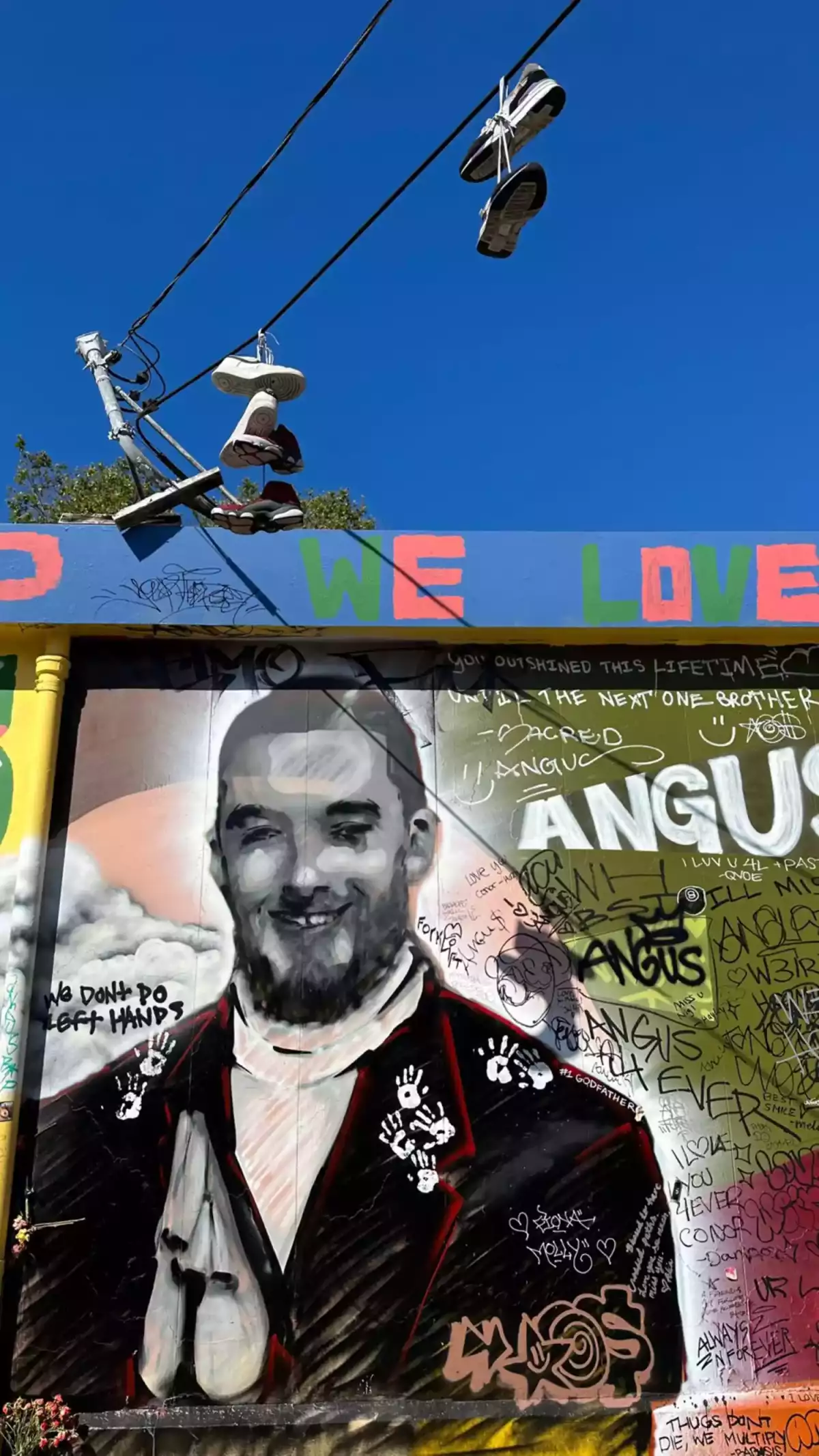 Fans crean un mural en honor a Angus Cloud.