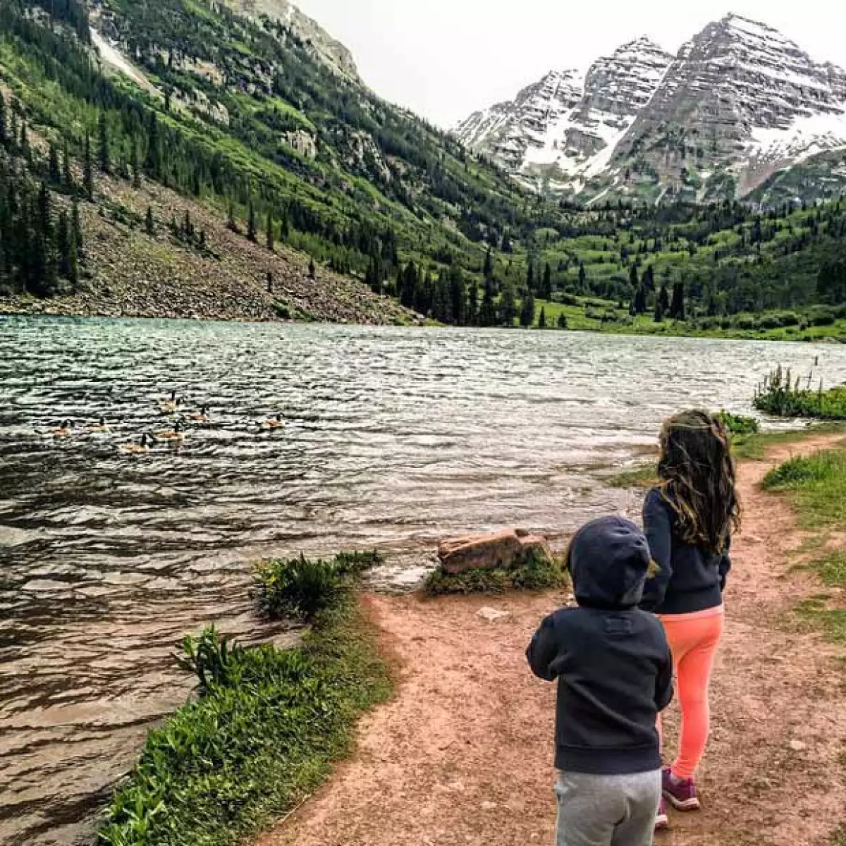 Pero también ha mostrado sus habilidades inventivas para crear postres para sus hijos aun estando de camping.