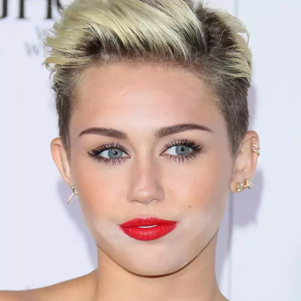 Miley Cyrus- Se le olvidó difuminar el corrector en su barbilla, cuando salió a la  luz el error fue evidente.