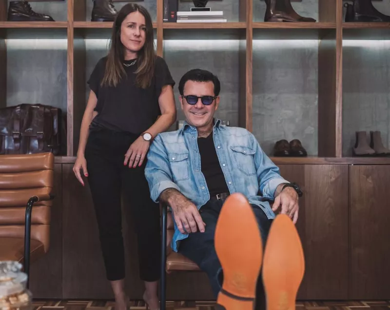 Adriana Soto y Eduardo Capetillo en el estudio de Adriana Soto, Eduardo usando las botas que en conjunto crearon. 