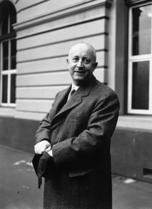 christian-dior-frases-personajes-moda-sobre-elegancia.jpg