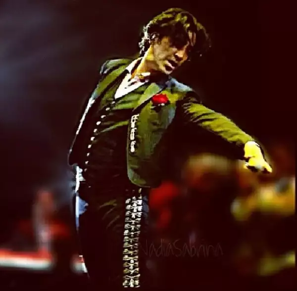 Mostrando pasión en el escenario de República Dominicana.