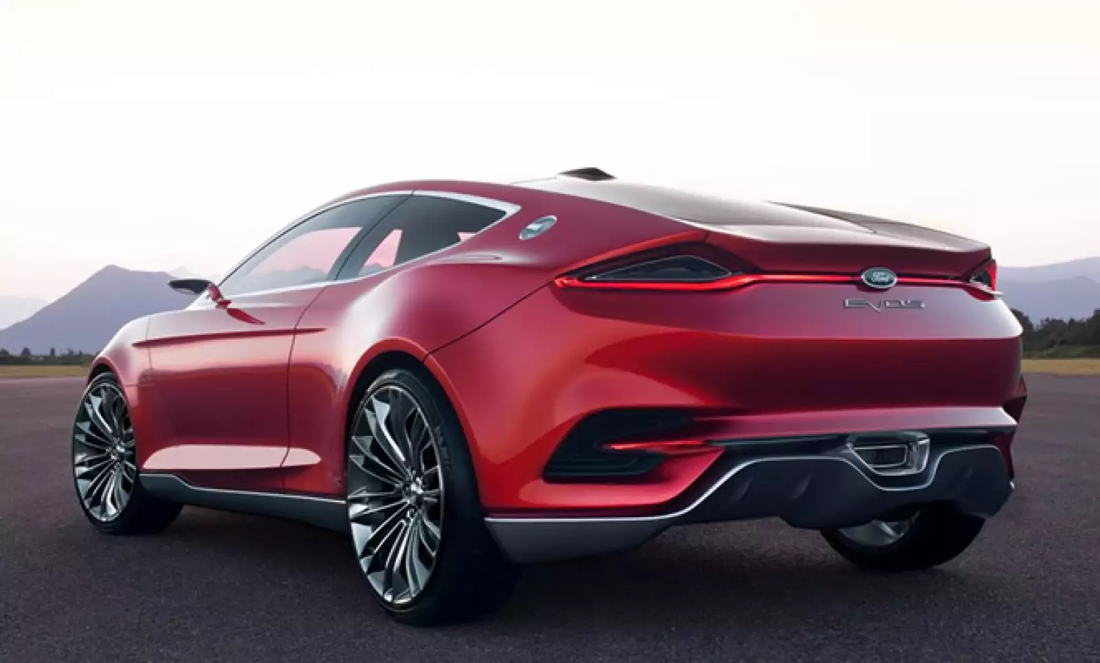 Es capaz de sincronizar la agenda o actualizar los contactos de un ‘smartphone’ y también puede reproducir la misma música que se estaba escuchando en la oficina, así como aclimatarse varios minutos antes de que el propietario llegue al vehículo.