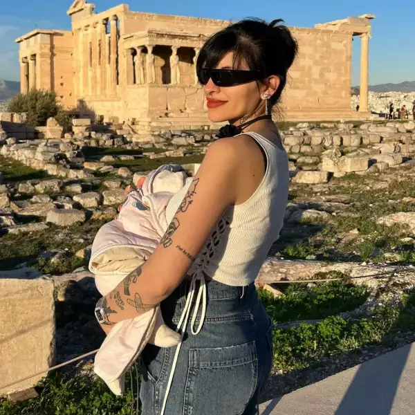 Cazzu y su hija Inti en Atenas, Grecia