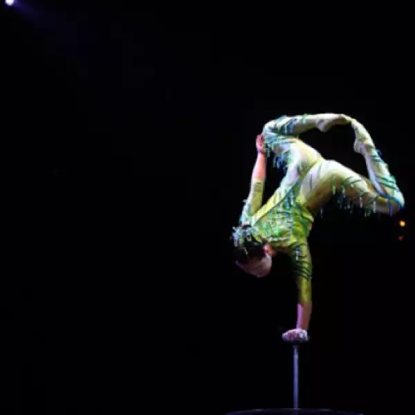 Una acróbata realiza su show durante la presentación del Cirque du Soleil con su espectáculo Dralion en la Ciudad de México.