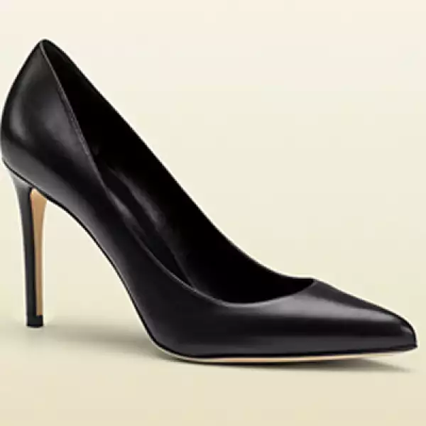 Los zapatos tipo Pump negros y de 8 a 10 centímetros de algo van con todo atuendo.