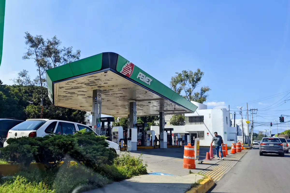 Estación de servicio ubicada en Villa de Aragón. Trabajador está cerrando con conos los accesos al ya no contar con combustible para vender.