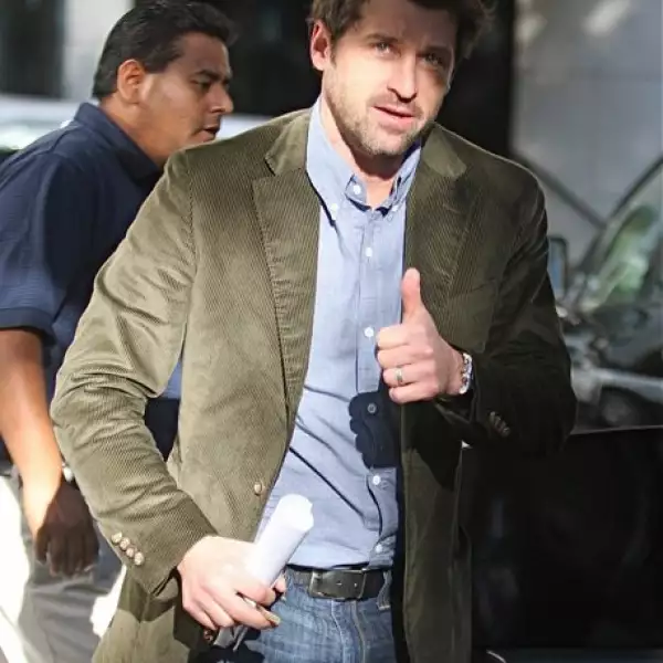 Saliendo de una reunión de negocios en Beverly Hills, California.