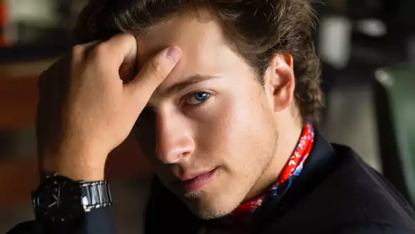 Imagen de reloj Bulova Futuro. En la carátula destacan tres diamantes montados como indicadores. La caja y brazalete realizados en acero inoxidable acabado PVD negro, broche desplegable de doble pulsador.