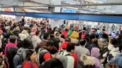 Andenes de la Línea 2 del Metro de la Ciudad de México saturados de pasajeros, con señalización hacia Tasqueña.