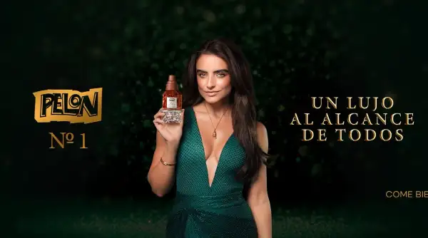Aislinn Derbez  en una promocional del Pelón Pelo Rico de lujo.