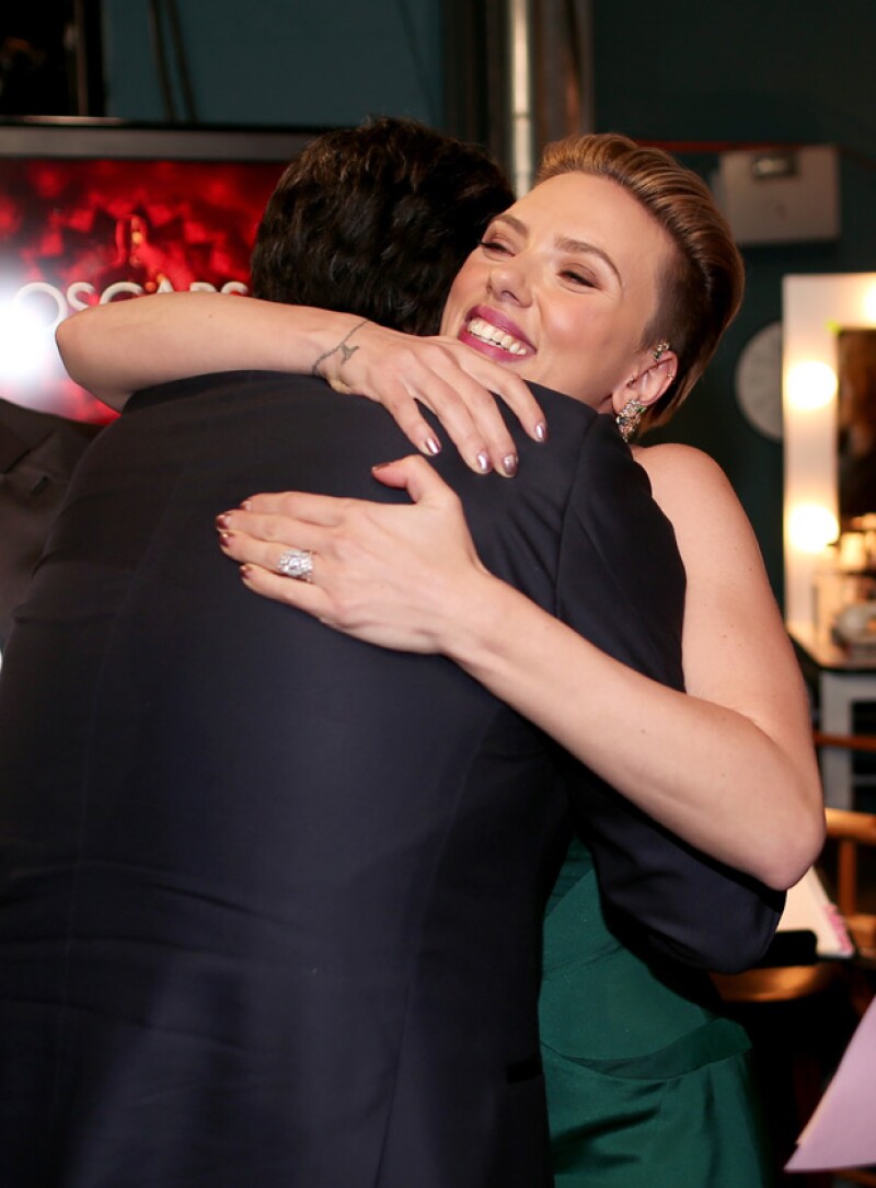 Scarlet dijo que fue un placer encontrarse con Travolta en los Oscar.