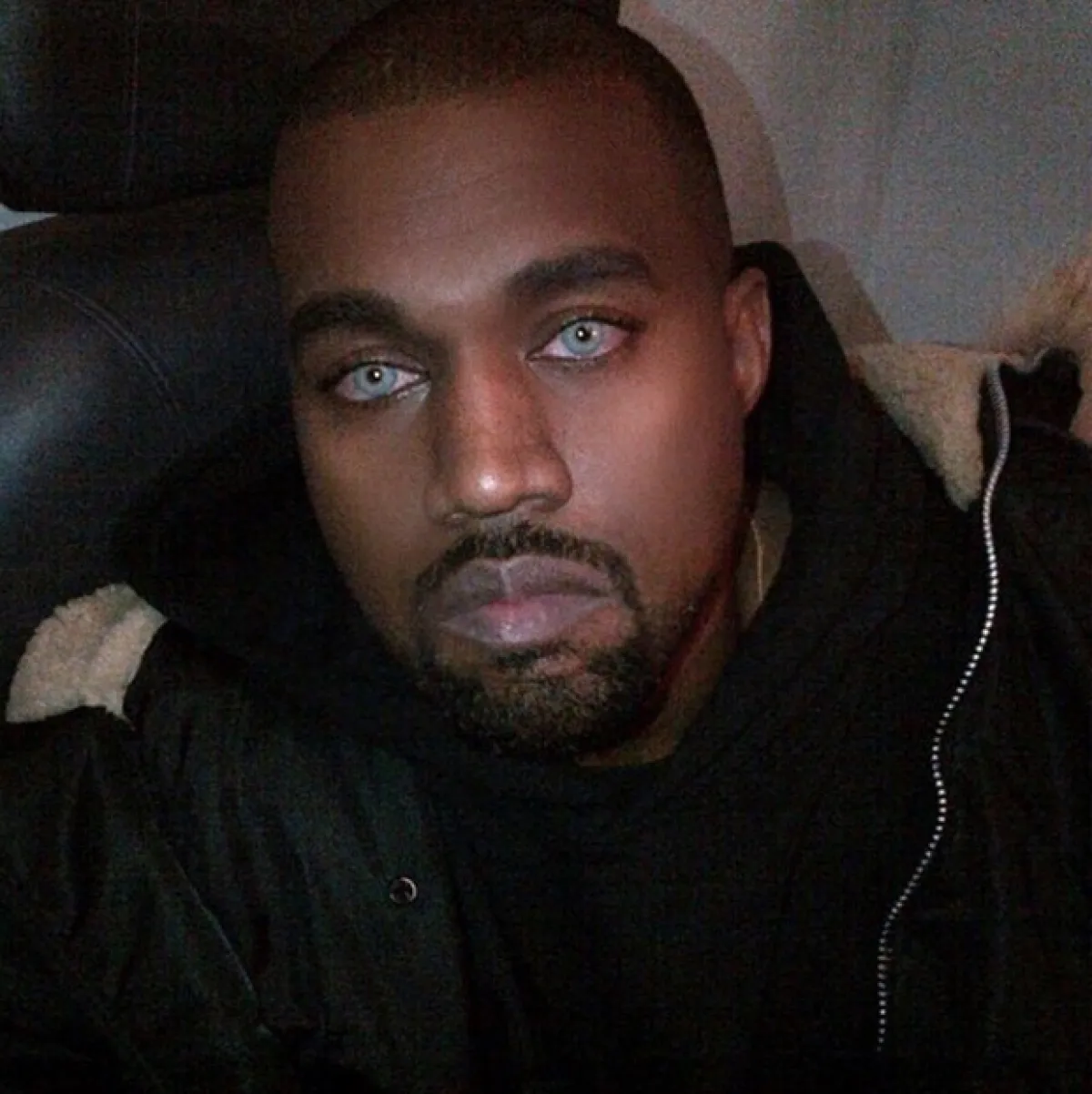 Aseguran que los lentes de contacto eran sólo un accesorio para un concierto que Kanye dio para celebrar los 40 años de Saturday Night Live, pero que Kim no pudo resistirse a usarlos.