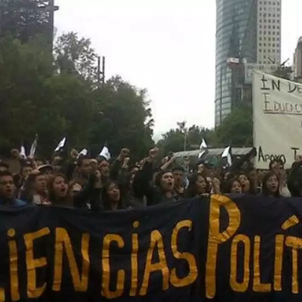 Estudiantes y profesores de la CNTE protestan contra el Grito de Pena Nieto
