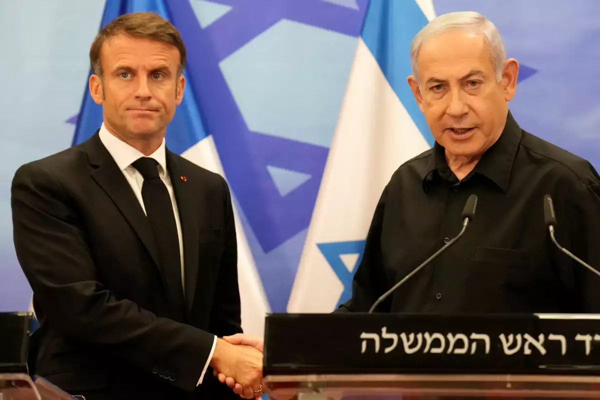 El primer ministro israelí Benjamin Netanyahu y el presidente francés Emmanuel Macron se dan la mano en una conferencia de prensa conjunta, en medio del conflicto israelí-Hamas, en Jerusalén, el 24 de octubre de 2023.
