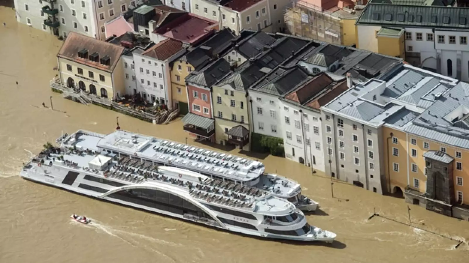 cruceros a un costado de edificios