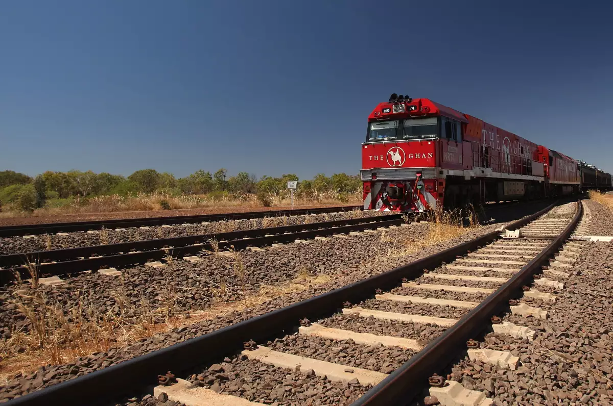 En solo tres noches, el tren recorre 2,979 kilómetros de impresionantes paisajes del desierto australiano.