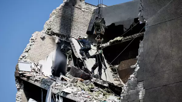 Los trabajadores de emergencia operan en el sitio de un hotel muy dañado durante un ataque con misiles ruso, en medio del ataque de Rusia contra Ucrania, en Cherkasy, Ucrania, el 21 de septiembre de 2023.