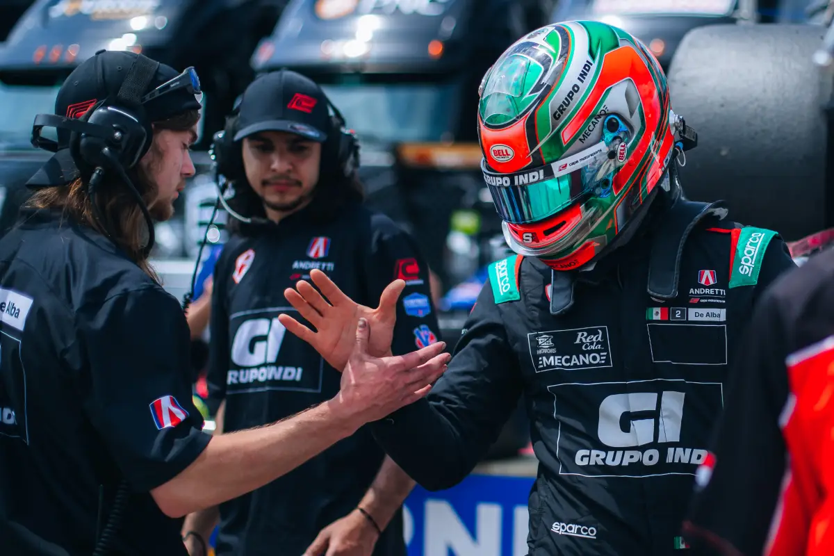 Foto del piloto salvador de alba con casco del equipo Grupo Indi