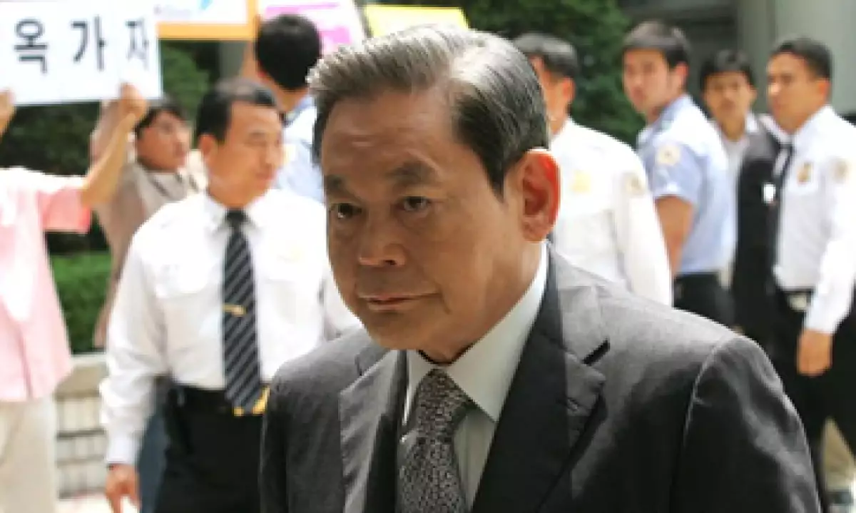“Cambia todo, menos a tu esposa e hijos”, es la célebre frase que el presidente de Samsung, Lee Kun-Hee.