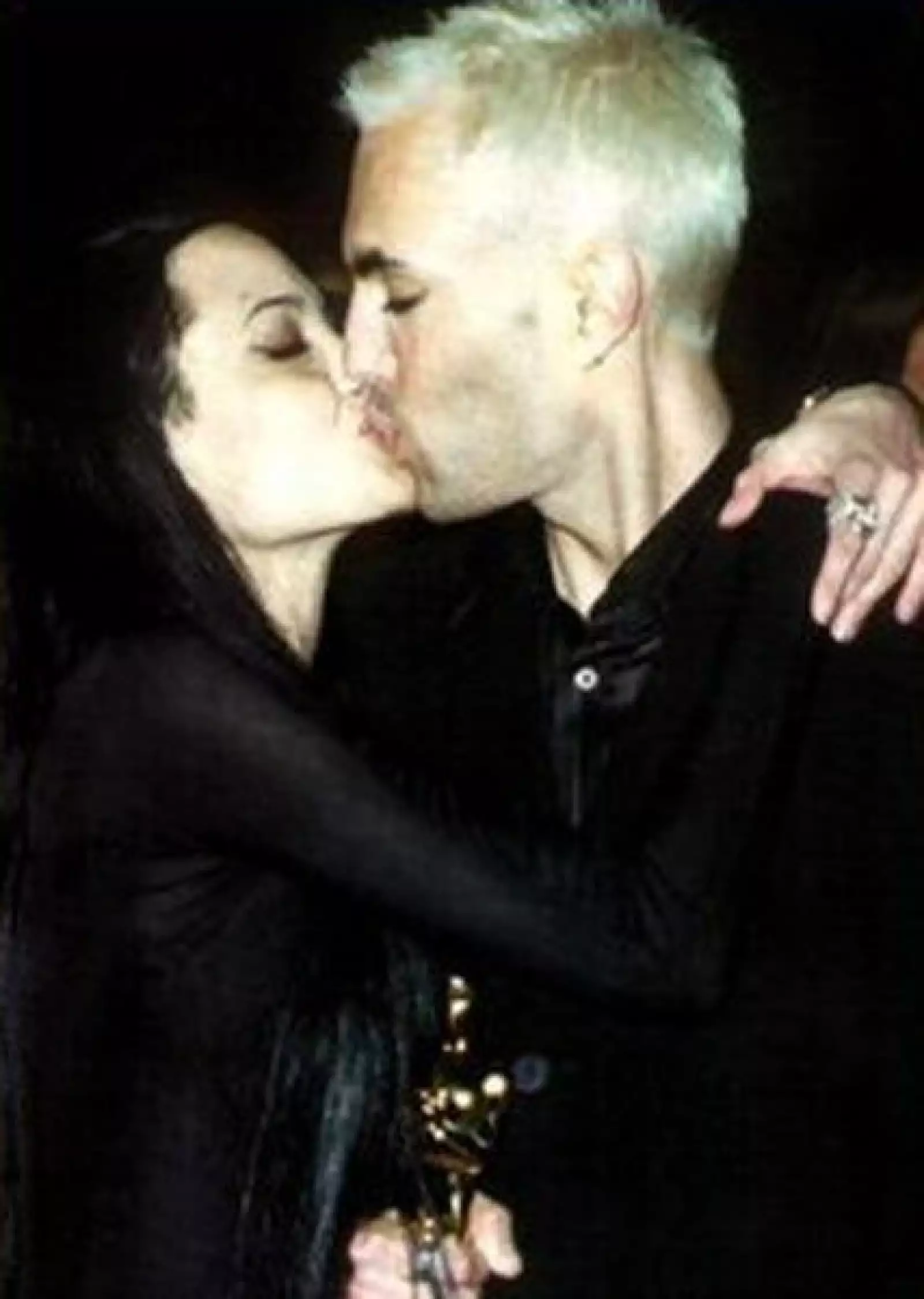 Angelina Jolie dio de qué hablar luego de que le plantó un beso a su hermano James Haven, en la 72 edición de los Oscar.