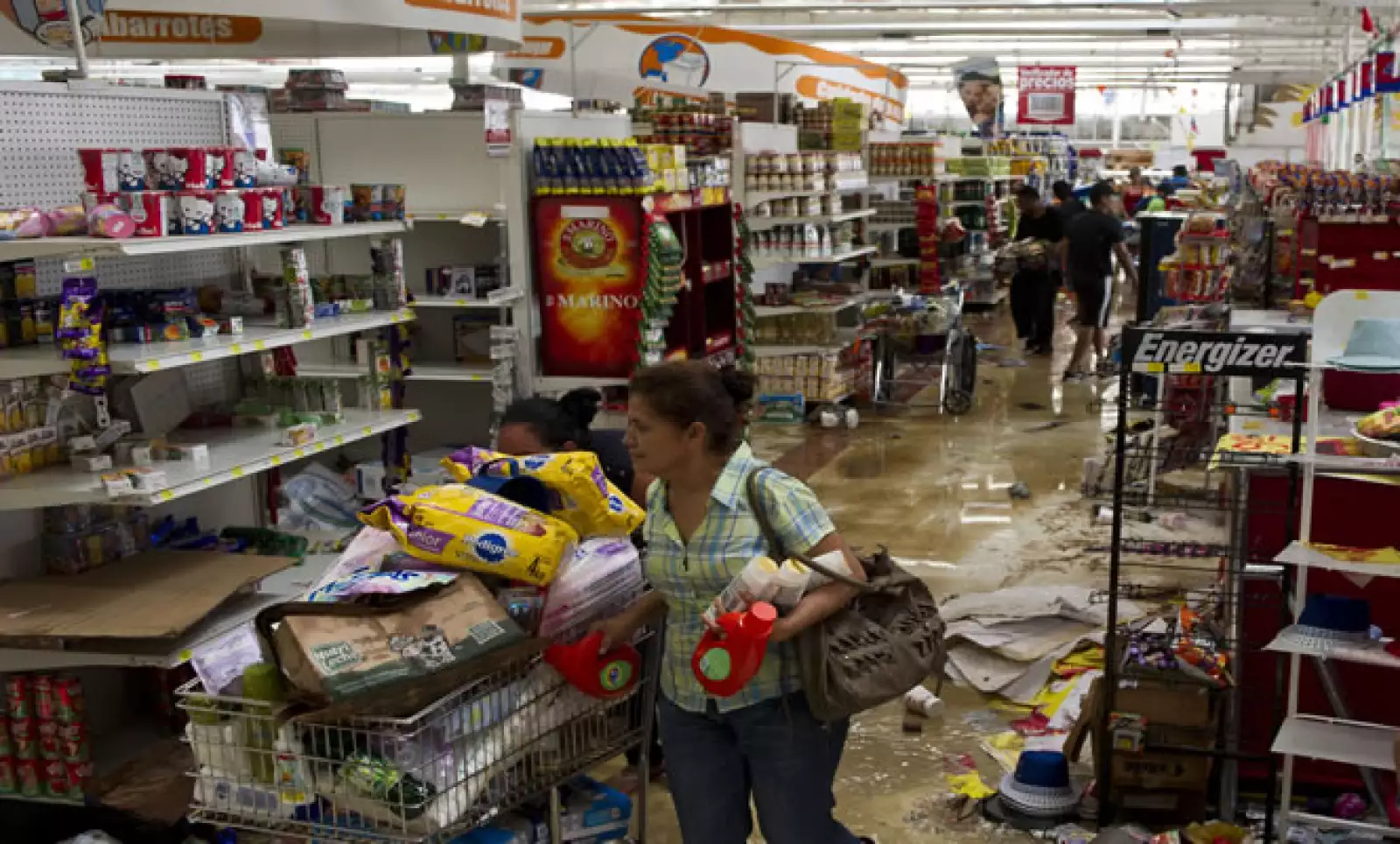 Las autoridades han detenido a tres personas por robos a tiendas Cotsco, según medios.