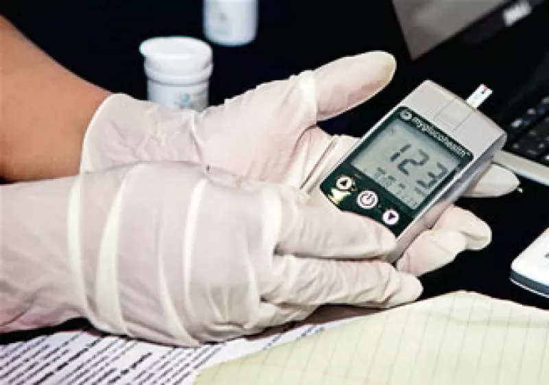 Este dispositivo mide la glucosa en la sangre de los pacientes de la clínica 27 del IMSS en Tijuana, Baja California, y envía de inmediato la información al médico. (Foto: Especial)