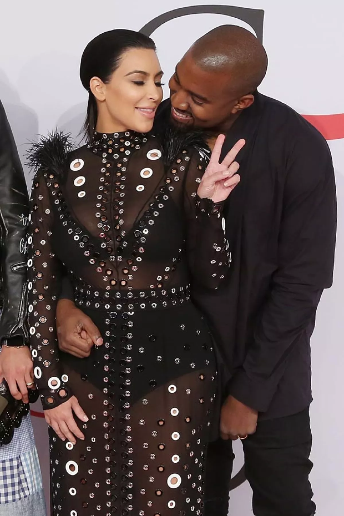 Kim y Kanye lucieron sonrientes y muy cariñosos en la alfombra roja de la premiación.