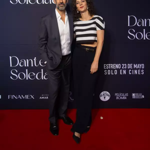 DANTE Y SOLEDAD ALFOMBRA ROJA