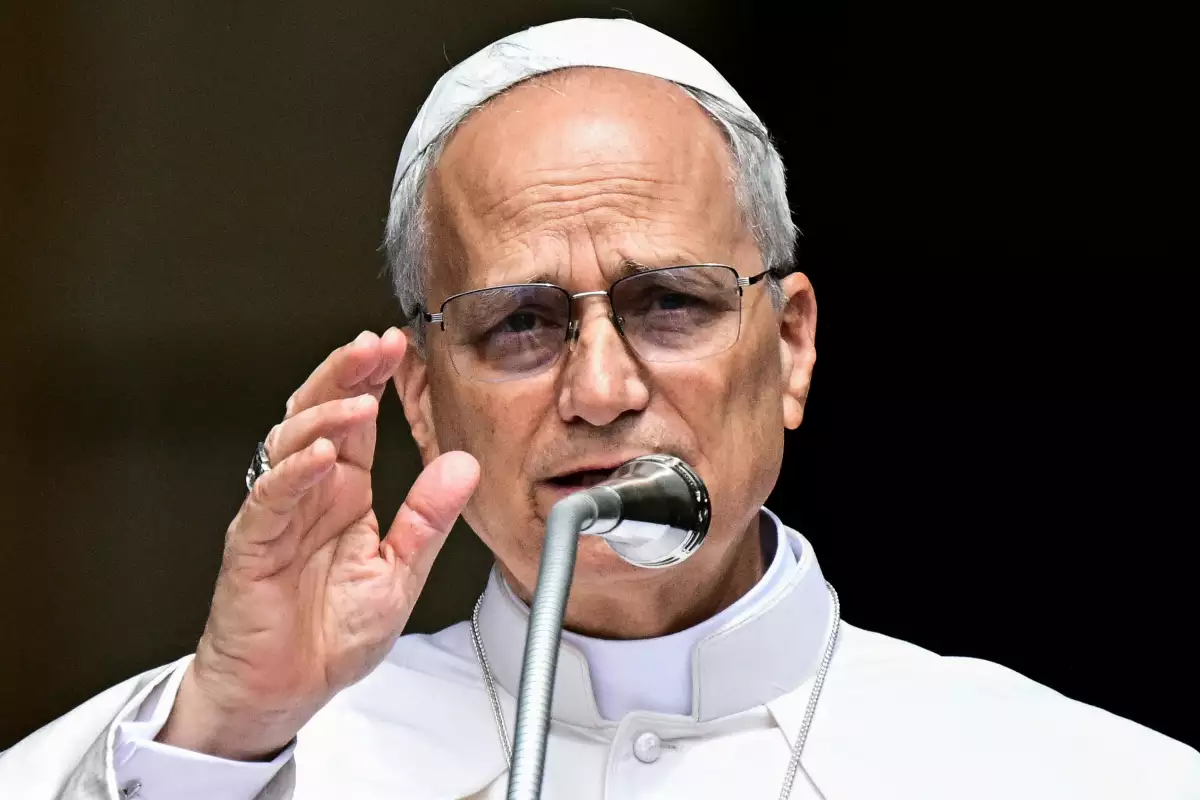 El Papa León XIV se dirige a la multitud para la oración de Angelus en Piazza della Liberta (Plaza de la Libertad) frente al Palazzo Apostolico (Palacio Apostólico) en la finca papal de verano en Castel Gandolfo, cerca de Roma, Italia, 13 de julio de 2025. El papa recién elegido se toma un descanso de verano del 6 al 20 de julio en el palacio papal, una residencia campestre de larga data para los pontífices que Francisco se negó a usar.